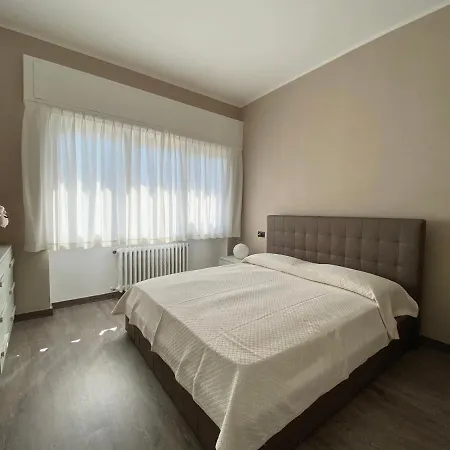 Renzo, Dongo, Di Apartment