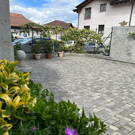 Renzo, Dongo, Di Dongo