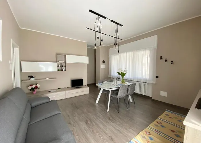 Renzo, Dongo, Di 公寓 *