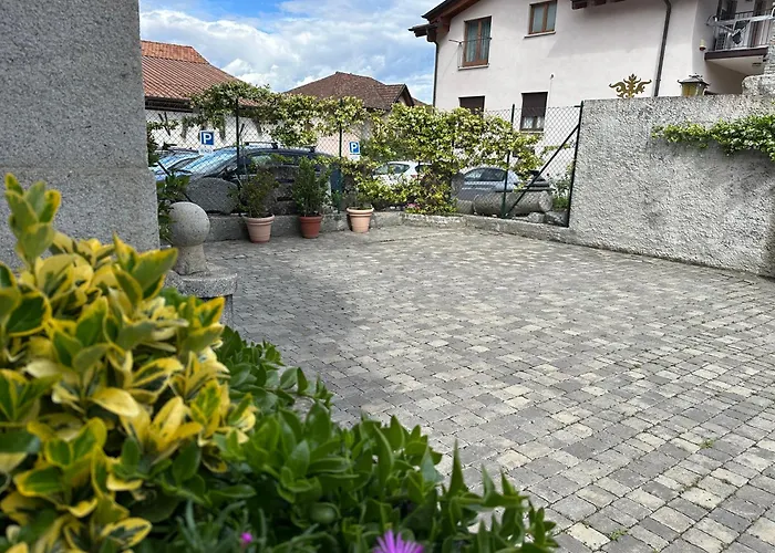 Renzo, Dongo, Di 东戈